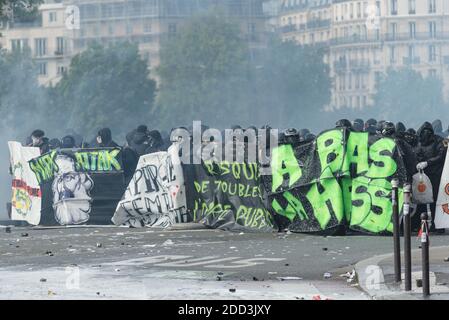Numerosi scontri tra militanti del Black Bloc e la polizia sono scoppiati durante la demonrazione di Parigi il 1° maggio 2018 a Parigi, Francia. Foto di Samuel Boivin / ABACAPRESS.COM Foto Stock