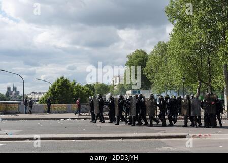 Numerosi scontri tra militanti del Black Bloc e la polizia sono scoppiati durante la demonrazione di Parigi il 1° maggio 2018 a Parigi, Francia. Foto di Samuel Boivin / ABACAPRESS.COM Foto Stock