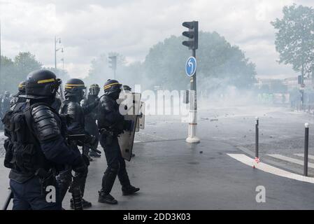 Numerosi scontri tra militanti del Black Bloc e la polizia sono scoppiati durante la demonrazione di Parigi il 1° maggio 2018 a Parigi, Francia. Foto di Samuel Boivin / ABACAPRESS.COM Foto Stock