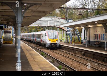 Prittlewell, Southend on Sea, Essex, Regno Unito. 24 novembre 2020. Greater Anglia ha in programma di lanciare i suoi primi servizi passeggeri questa settimana sulla London Liverpool Street-Southend Victoria line utilizzando i nuovissimi treni elettrici Bombardier Class 720 Aventra. Costruite nello stabilimento di Derby della Bombardier, le unità sostituiranno attrezzature molto più vecchie, alcune delle quali risalgono agli anni '1980 Le unità hanno una velocità massima di 100 km/h e sono dotate di prese di alimentazione per viaggiatori pendolari e riscaldamento a pavimento. In preparazione hanno eseguito test oggi, passando per Prittlewell Foto Stock