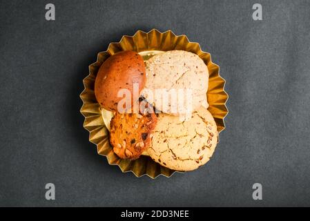 Dolci dolci su sfondo scuro. Primo piano di biscotti fatti in casa di forme e tipi diversi. Cucinare a casa. Cucina e ricette. Foto Stock