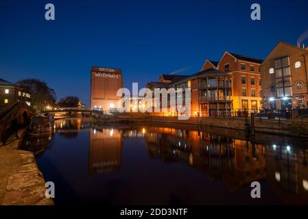 Riflessi Blue Hour a Nottingham City Centre, Nottinghamshire Inghilterra Regno Unito Foto Stock