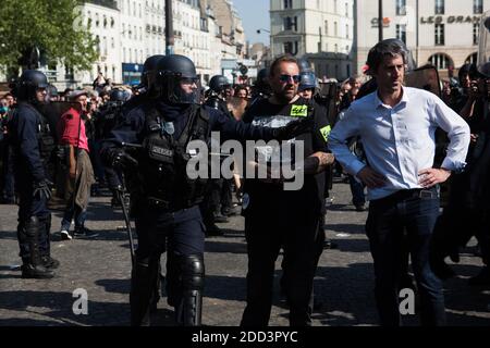 François Ruffin sta venendo a vedere e commentare l'incidente sulle automobili del giornalista al 'partito per Macron' (la Fete a Macron) rally chiamato a protestare contro le politiche del presidente francese in occasione del primo anniversario della sua elezione, di fronte all'Opera nel centro di Parigi, Il 5 maggio 2018. Foto di Raphaël Lafargue/ABACAPRESS.COM Foto Stock