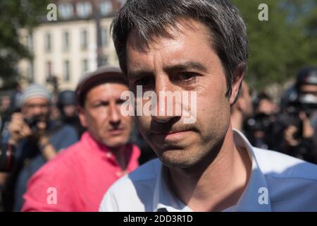 François Ruffin sta venendo a vedere e commentare l'incidente sulle automobili del giornalista al 'partito per Macron' (la Fete a Macron) rally chiamato a protestare contro le politiche del presidente francese in occasione del primo anniversario della sua elezione, di fronte all'Opera nel centro di Parigi, Il 5 maggio 2018. Foto di Raphaël Lafargue/ABACAPRESS.COM Foto Stock