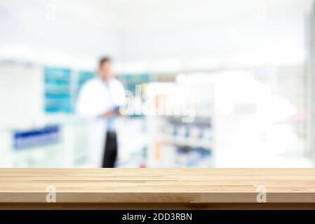 Piano di legno vuoto su farmacia di sfocatura (negozio di farmacia o farmacia) sfondo Foto Stock