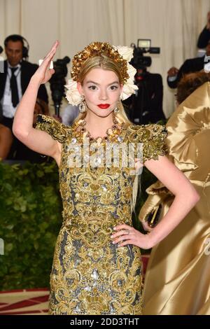 Anya Taylor-Joy frequentare l'Istituto Costume beneficiare al Metropolitan Museum of Art per celebrare l'apertura dei corpi celesti: La moda e l'immaginazione cattolica. Il Metropolitan Museum of Art di New York il 7 maggio 2018. Foto di Lionel Hahn/ABACAPRESS.COM Foto Stock