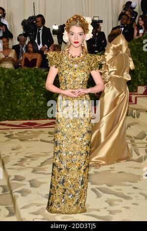 Anya Taylor-Joy frequentare l'Istituto Costume beneficiare al Metropolitan Museum of Art per celebrare l'apertura dei corpi celesti: La moda e l'immaginazione cattolica. Il Metropolitan Museum of Art di New York il 7 maggio 2018. Foto di Lionel Hahn/ABACAPRESS.COM Foto Stock