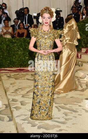 Anya Taylor-Joy frequentare l'Istituto Costume beneficiare al Metropolitan Museum of Art per celebrare l'apertura dei corpi celesti: La moda e l'immaginazione cattolica. Il Metropolitan Museum of Art di New York il 7 maggio 2018. Foto di Lionel Hahn/ABACAPRESS.COM Foto Stock