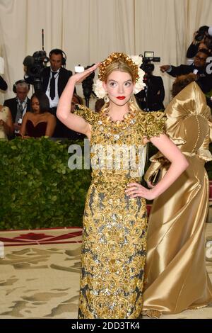 Anya Taylor-Joy frequentare l'Istituto Costume beneficiare al Metropolitan Museum of Art per celebrare l'apertura dei corpi celesti: La moda e l'immaginazione cattolica. Il Metropolitan Museum of Art di New York il 7 maggio 2018. Foto di Lionel Hahn/ABACAPRESS.COM Foto Stock