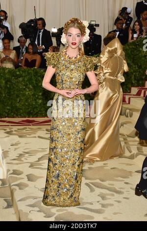 Anya Taylor-Joy frequentare l'Istituto Costume beneficiare al Metropolitan Museum of Art per celebrare l'apertura dei corpi celesti: La moda e l'immaginazione cattolica. Il Metropolitan Museum of Art di New York il 7 maggio 2018. Foto di Lionel Hahn/ABACAPRESS.COM Foto Stock