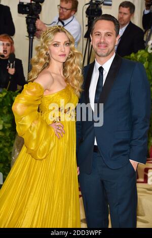 Amanda Seyfried e Thomas Sadoski che partecipano al Costume Institute beneficiano al Metropolitan Museum of Art per celebrare l'apertura dei corpi celesti: La moda e l'immaginazione cattolica. The Metropolitan Museum of Art, New York City, New York, 7 maggio 2018. Foto di Lionel Hahn/ABACAPRESS.COM Foto Stock