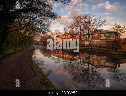 Freddo alba autunnale presso il canale nel centro di Nottingham, Nottinghamshire Inghilterra Regno Unito Foto Stock