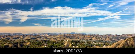 Vista dalle Calabasas Highlands, California, verso le Santa Susana Mountains a nord di Los Angeles. Foto Stock