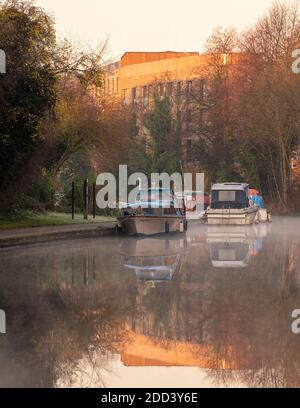 Freddo alba autunnale presso il canale nel centro di Nottingham, Nottinghamshire Inghilterra Regno Unito Foto Stock