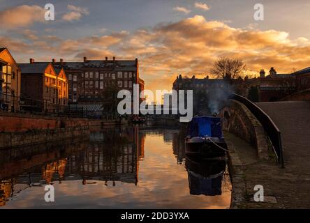 Freddo alba autunnale presso il canale nel centro di Nottingham, Nottinghamshire Inghilterra Regno Unito Foto Stock