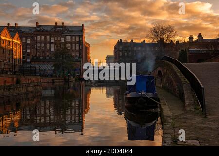 Freddo alba autunnale presso il canale nel centro di Nottingham, Nottinghamshire Inghilterra Regno Unito Foto Stock