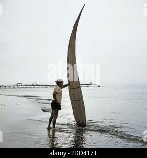 Boote aus Stroh an der Pazifikküste von Trujillo, Perú 1960er Jahre. Barche di paglia presso la costa del Pacifico di Trujillo, Perú 1960s. Foto Stock