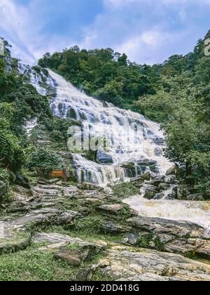 Cascata di Mae Ya nel parco nazionale di Doi Inthanon, provincia di Chiang mai, Thailandia, sud-est asiatico Foto Stock