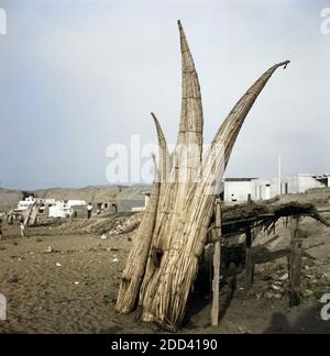 Boote aus Stroh an der Pazifikküste von Trujillo, Perú 1960er Jahre. Barche di paglia presso la costa del Pacifico di Trujillo, Perú 1960s. Foto Stock