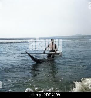 Boote aus Stroh an der Pazifikküste von Trujillo, Perú 1960er Jahre. Barche di paglia presso la costa del Pacifico di Trujillo, Perú 1960s. Foto Stock