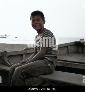 Boote aus Stroh an der Pazifikküste von Trujillo, Perú 1960er Jahre. Barche di paglia presso la costa del Pacifico di Trujillo, Perú 1960s. Foto Stock