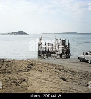 Ankunft der Fähre über den Fluss Orinoco in Ciudad Bolívar, Venezuela 1966. Arrivo del traghetto per attraversare il fiume Orinoco in Ciudad Bolívar, Venezuela 1966. Foto Stock