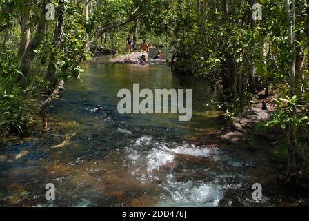 Batchelor, NT, Australia - 26 aprile 2010: Bambini non identificati che giocano nel fiume chiamato Buley Rockhole nel Litchfield National Park Foto Stock