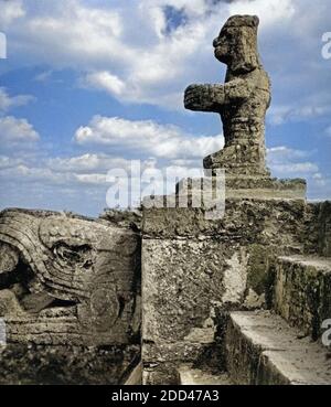 Am 'Templo de los guerreros' in Chichen Itza, Mexiko 1970er Jahre. Al 'Templo de los guerreros' in Chichen Itza, Messico 1970s. Foto Stock