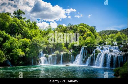 Una delle molte belle cascate del Parco Nazionale di Krka Croazia Foto Stock