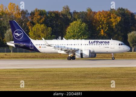 Monaco, Germania - 21 ottobre 2020: Lufthansa Airbus A320neo aereo all'aeroporto di Monaco in Germania. Airbus è un costruttore europeo di aeromobili basato su i. Foto Stock