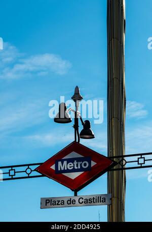 Segno della metropolitana con monolito dorato in Plaza de Castilla, Madrid, Spagna Foto Stock