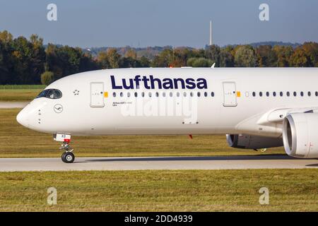Monaco di Baviera, Germania - 21 ottobre 2020: Lufthansa Airbus A350-900 aereo all'aeroporto di Monaco in Germania. Airbus è un costruttore europeo di aeromobili Foto Stock