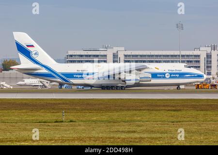 Monaco di Baviera, Germania - 21 ottobre 2020: Volga-Dnepr Airlines Antonov AN-124-100 aereo all'aeroporto di Monaco in Germania. Foto Stock