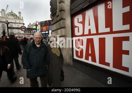 GRAN BRETAGNA / Londra / coppia senior oltrepassano i cartelli di vendita accanto a Piccadilly Circus . Foto Stock