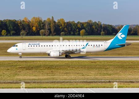 Monaco di Baviera, Germania - 21 ottobre 2020: Aereo Air Dolomiti Embraer ERJ 195 all'aeroporto di Monaco in Germania. Foto Stock