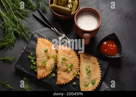 Cheburek con carne e cipolla primaverile Foto Stock