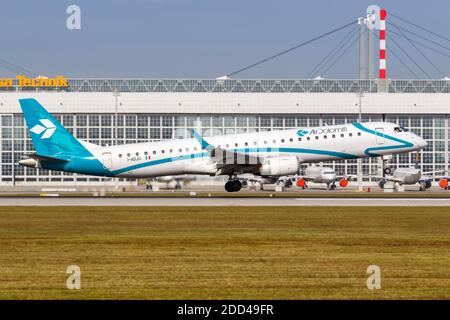 Monaco di Baviera, Germania - 21 ottobre 2020: Aereo Air Dolomiti Embraer ERJ 195 all'aeroporto di Monaco in Germania. Foto Stock