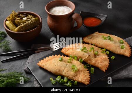 Cheburek con carne e cipolla primaverile Foto Stock
