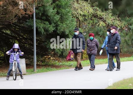 Gli anziani con maschere per la protezione dal coronavirus camminano nel parco di Sofia, Bulgaria, il 22 novembre 2020 . Anziani con pr Foto Stock