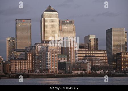 Vista panoramica di Canary Wharf, fulcro finanziario di Londra al tramonto Foto Stock