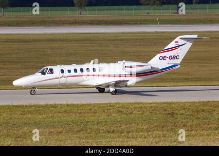 Monaco di Baviera, Germania - 21 ottobre 2020: Airlink Cessna 525B CitationJet 3 aereo all'aeroporto di Monaco in Germania. Foto Stock