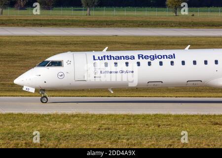 Monaco, Germania - 21 ottobre 2020: Lufthansa Regional CityLine Bombardier CRJ-900 aereo all'aeroporto di Monaco in Germania. Foto Stock