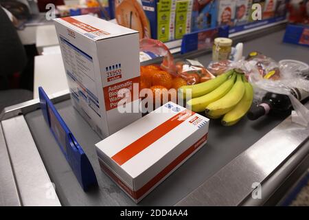 GRAN BRETAGNA / Inghilterra / acquisti sul supermercato check out nastro trasportatore . Foto Stock