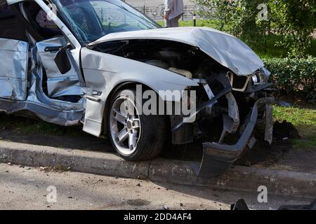 Auto d'argento dopo un terribile incidente d'urto. Impatto frontale e laterale. Foto di concetto di velocità. Assicurazione sulla vita. Incidente oltre il recupero. Foto Stock