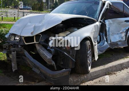 Auto d'argento dopo un terribile incidente d'urto. Impatto frontale e laterale. Foto di concetto di velocità. Assicurazione sulla vita. Incidente oltre il recupero. Primo piano. Foto Stock