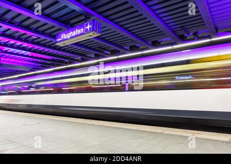 Zurigo, Svizzera - 23 settembre 2020: Treno FFS alla stazione ferroviaria dell'aeroporto di Zurigo in Svizzera. Foto Stock