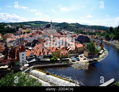 Cesky Krumlov, Repubblica Ceca, vista aerea con Moldau aka Moldava fiume e la chiesa di San Vito nel sito patrimonio dell'umanità dell'UNESCO in Boemia Foto Stock