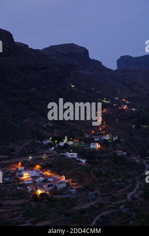 Villaggio e burrone di El Juncal al tramonto. Il Parco Rurale di Nublo. Tejeda. Gran Canaria. Isole Canarie. Spagna. Foto Stock