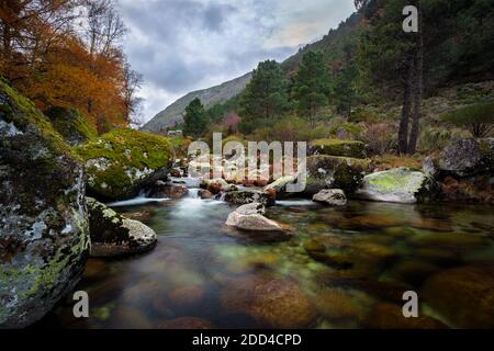 Colori autunnali nella Valle del Ghiacciaio del fiume Zerere a Manteigas, Serra da Estrela, Portogallo Foto Stock