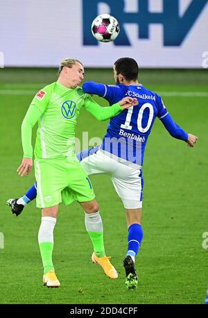 Firo: 11/21/2020 Calcio: Calcio: Bundesliga stagione 2020/21 Schalke 04 - VfL Wolfsburg 0: 2 sinistra a destra Felix Klaus (Wolfsburg), Nabil Bentaleb Foto: TimGroothuis / Witters // poolfoto / via / firosportphoto | uso in tutto il mondo Foto Stock